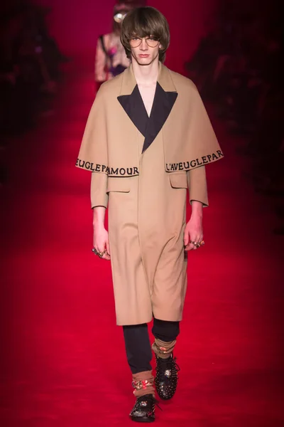 Look 10